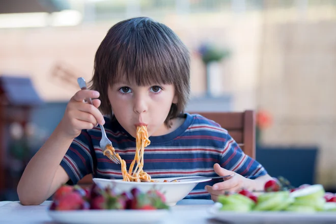 Kako se bo razpletla srhljiva novica o grdem ravnanju z otroki? FOTO: Getty Images/istockphoto