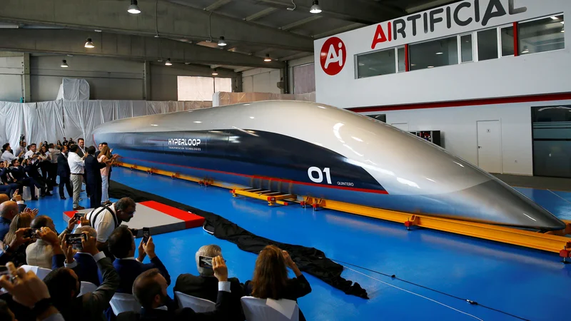 Fotografija: Novodobni magnetni vlak hyperloop bo lahko po posebnih ceveh potoval tudi s supersonično hitrostjo, kar pomeni, da se bo lahko premikal tudi 1200 kilometrov na uro. FOTO: Marcelo Del Pozo/Reuters