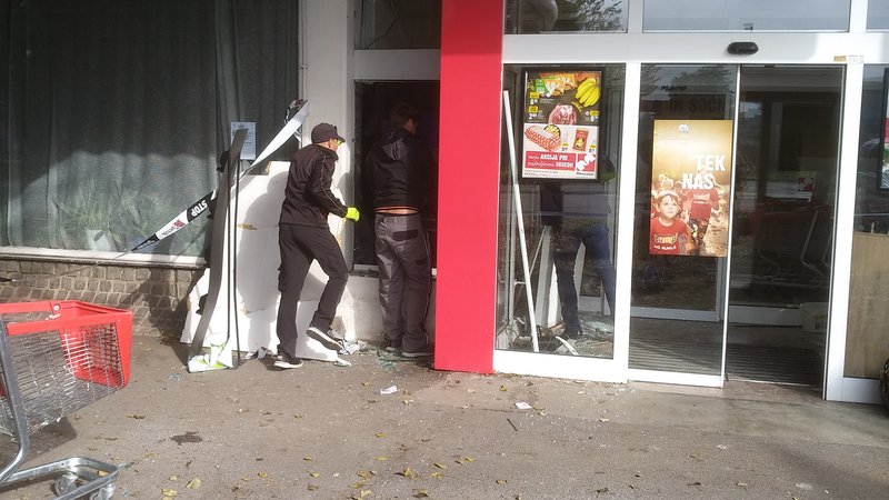 Fotografija: Posledice vloma v bankomat v Črnučah FOTO: Jože Horvat