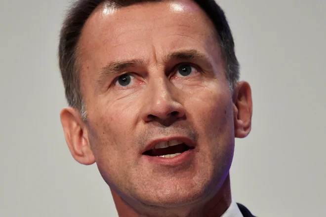 Britanski zunanji minister Jeremy Hunt je napovedal, da bo Združeno kraljestvo odgovorilo na ruske kibernetične napade. FOTO: REUTERS/Toby Melville