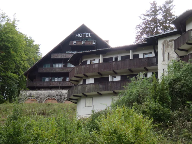 Znamenit, a močno propadel bohinjski hotel, Hotel Bellevue, nameravajo obnoviti, depandanso pa podpreti in zgraditi novo. Foto Blaž Račič