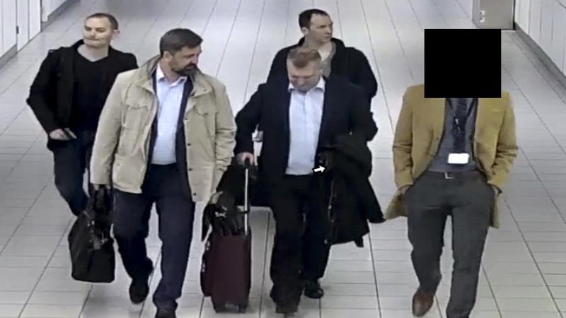 Fotografija: Fotografija, ki jo je objavilo nizozemsko ministrstvo za obrambo, prikazuje štiri agente ruske vojaške obveščevalne službe (GRU), ki so jih nizozemski organi aprila izgnali iz države zaradi domnevnega poskusa izvedbe kibernetičnega napada na mrežo Organizacije za prepoved kemičnega orožja (OPCW) v Haagu. FOTO: AP