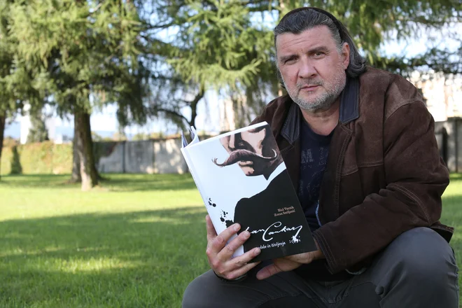 Zoran Smiljanić s še svežim albumom o življenju Ivana Cankarja. FOTO: Tomi Lombar