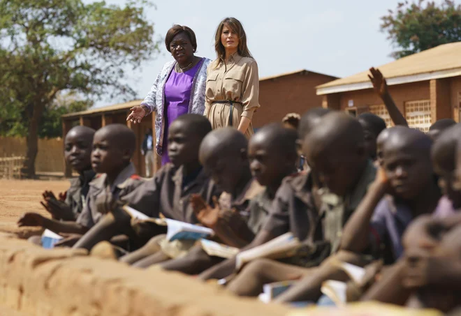 Melania si je ogledala pouk angleščine, ki je kot ponavadi potekal na prostem. FOTO: Carolyn Kaster/Ap