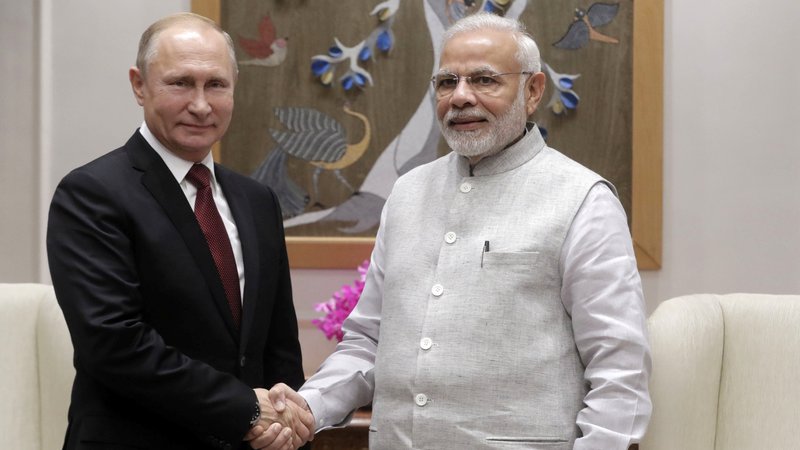 Fotografija: Indijski premier Narendra Modi izreka dobrodošlico ruskemu predsedniku Vladimirju Putinu. FOTO: Reuters