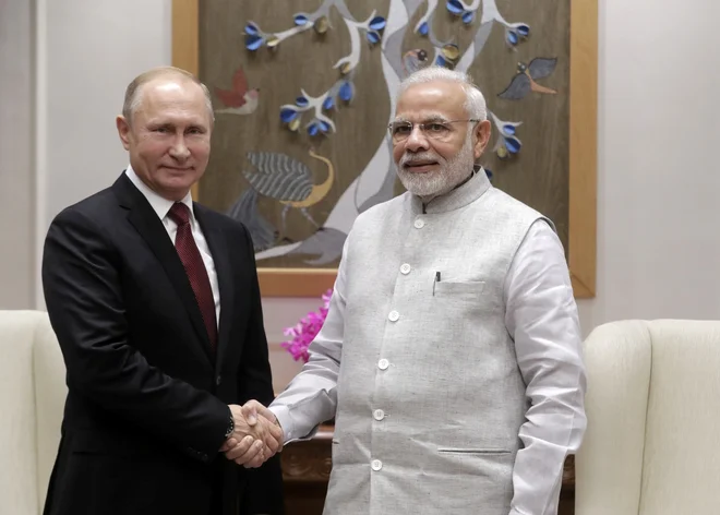 Indijski premier Narendra Modi izreka dobrodošlico ruskemu predsedniku Vladimirju Putinu. FOTO: Reuters