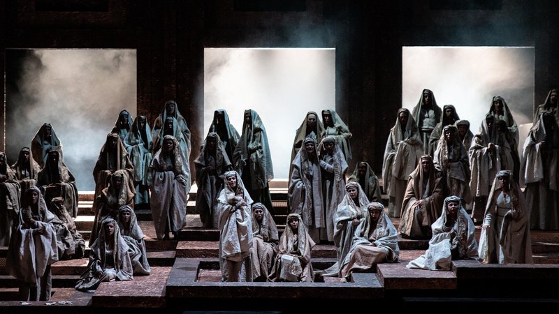 Fotografija: Prizor iz opere Nabucco. FOTO: Marko Knehtl/SNG Maribor