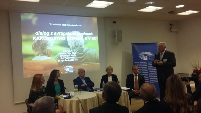 Fotografija: V razpravi Kakovostna starost v EU so sodelovali evropski poslanci (z desne) dr. Igor Šoltes, Romana Tomc, Ivo Vajgl in Tanja Fajon. Foto Andreja Žibret Ifko