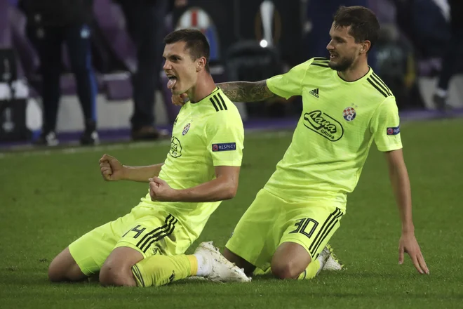 Petar Stojanović (desno) je takole čestital strelcu drugega gola v Bruslju Amerju Gojaku. FOTO: AP