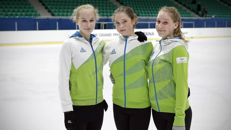 Fotografija: Ana Čmer, Lara Hrovat in Nea Smolej so najstnice, ki so se zapisale umetnostnemu drsanju. FOTO: Blaž Samec/Delo