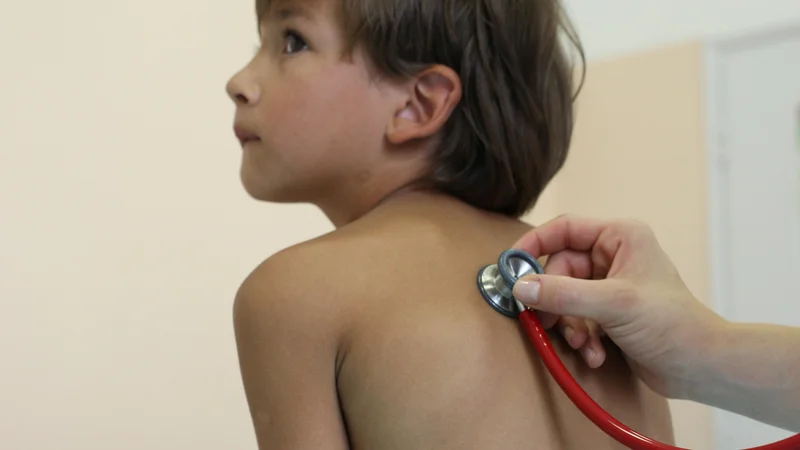 Fotografija: 15.8.2009 Ljubljana, Slovenija. Zdravnica na Infekcijski kliniki poslusa bitje srca pri mlajsem decku.FOTO:JURE ERZEN/Delo
