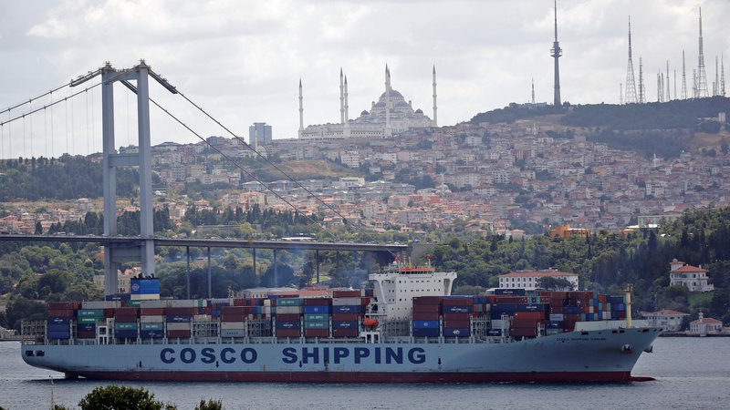 Fotografija: Kitajska prodira v Evropo, denimo z državnim logistom Cosco, ki je tudi prevzel upravljanje pirejskega pristanišča. Fotografije Reuters
