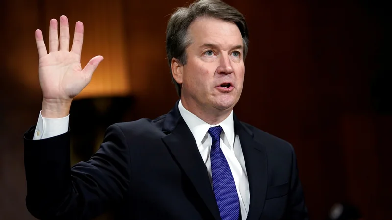 Fotografija: Kandidat za ameriškega vrhovnega sodnika Brett Kavanaugh je ob čustveni razpravi korak bližje k potrditvi v senatu. FOTO: Andrew Harnik/Pool New Reuters