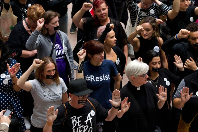 Desnica jezne proteste liberalnih Američanov, ki nasprotujejo potrditvi Kavanaugha za vrhovnega sodnika, uporablja za razgrevanje svoje volilne baze pred kongresnimi volitvami. FOTO: Jose Luis Magana/AFP