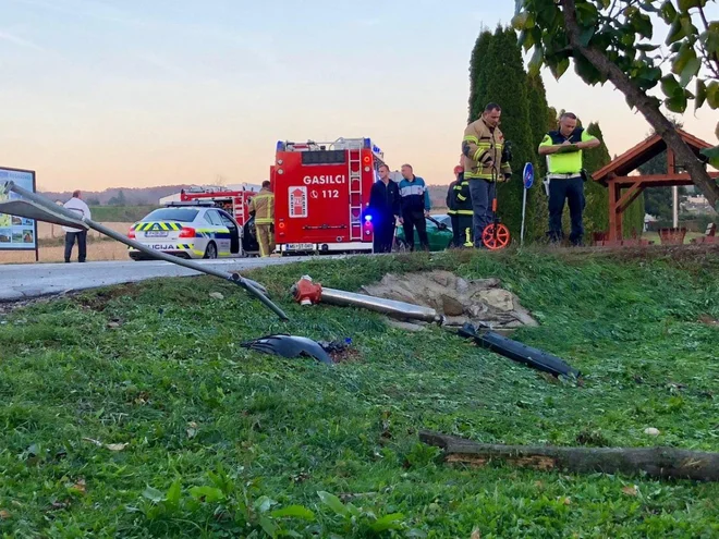 Trčenje v hidrant in prometni znak je bilo silovito FOTO: Oste Bakal