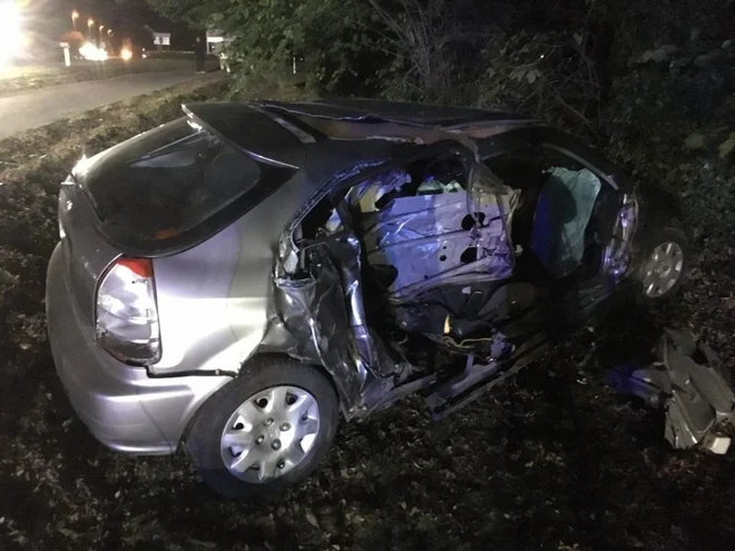 V silovitem trčenju pred Moravskimi Toplicami je en avtomobil odletel s ceste FOTO: Oste Bakal