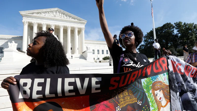 Fotografija: Nasprotniki potrditve Bretta Kavanaugha za vrhovnega sodnika so s protesti po vseh ZDA še zadnjič skušali vplivati na senatorje.
FOTO: Kevin Lamarque/Reuters