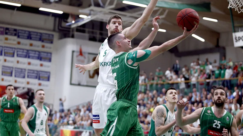 Fotografija: Jan Špan je zadel kar pet trojk. FOTO: Roman Šipić/Delo