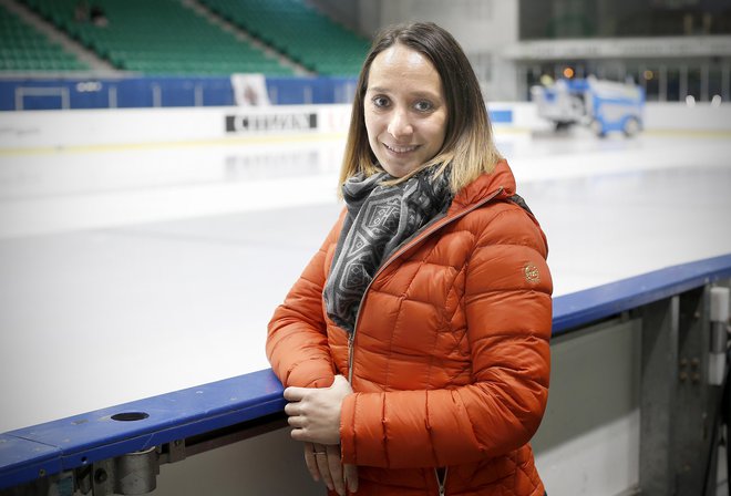 Teodora Poštič je poleg Gregorja Urbasa zadnja slovenska olimpijka na ledu, tekmovala sta leta 2010 v Vancouvru. Zdaj je trenerka Luke Logarja in Ane Čmer. FOTO: Blaž Samec/Delo