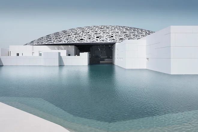 Muzej Louvre v Abu Dabiju je najdražja naložba v kulturno ­infrastrukturo na Arabskem polotoku, vredna kar 2,1 milijarde dolarjev.