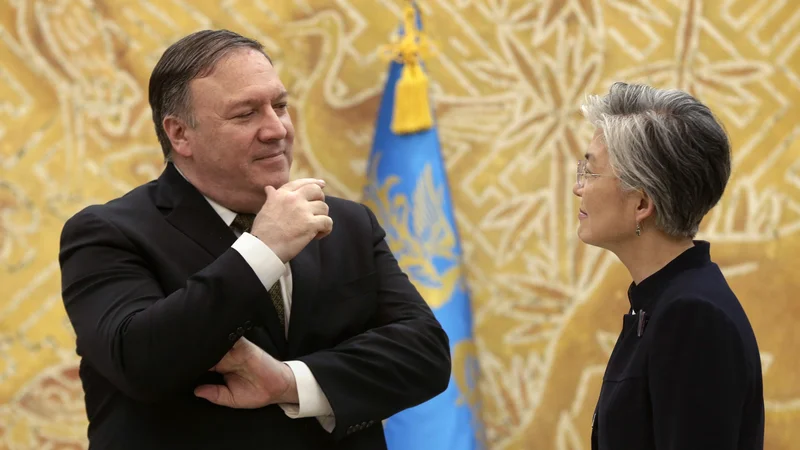 Fotografija: Amerški državni sekretar Mike Pompeo se je v Južni Koreji sestal tudi s zunanjo ministrco Kang Kjung Vha. FOTO: AP