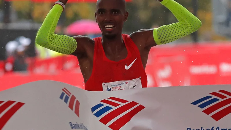 Fotografija: V Somaliji rojen Mo Farah, lastnik štirih olimpijskih kolajn, sicer britanski reprezentant, je bil prvi, ki je prečkal ciljno črto na maratonu v Chicagu. FOTO: Jim Young/AFP