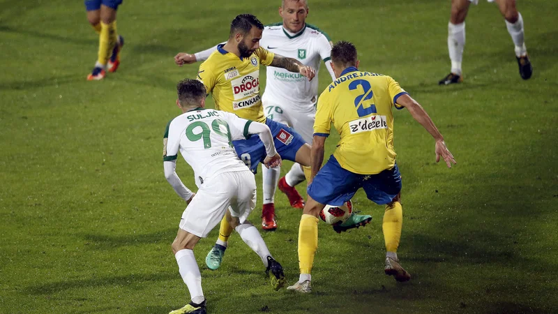 Fotografija: Hitri Prekmurec v celjskem dresu Mitja Lotrič (v sredini) je povzročal obilo težav ljubljanskim branilcem. FOTO: Blaž Samec/Delo