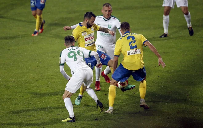 Hitri Prekmurec v celjskem dresu Mitja Lotrič (v sredini) je povzročal obilo težav ljubljanskim branilcem. FOTO: Blaž Samec/Delo