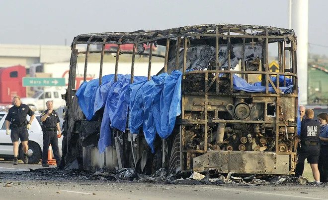 Septembra 2005 je izbruhnil požar v avtobusu, ki je evakuiral stanovalce doma za ostarele v Teksasu pred orkanom Rita. Takrat je umrlo 23 ljudi. FOTO: AP