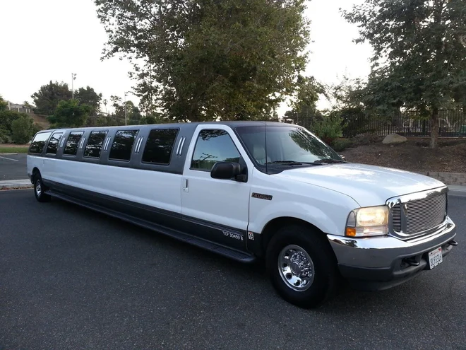 Limuzina 2001 ford excursion limo. Foto Arhiv