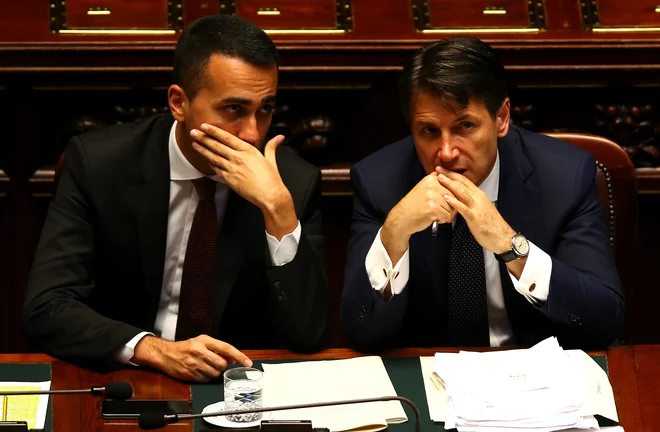 Luigi Di Maio in italijanski premier Guiseppe Conte: FOTO: REUTERS/Tony Gentile