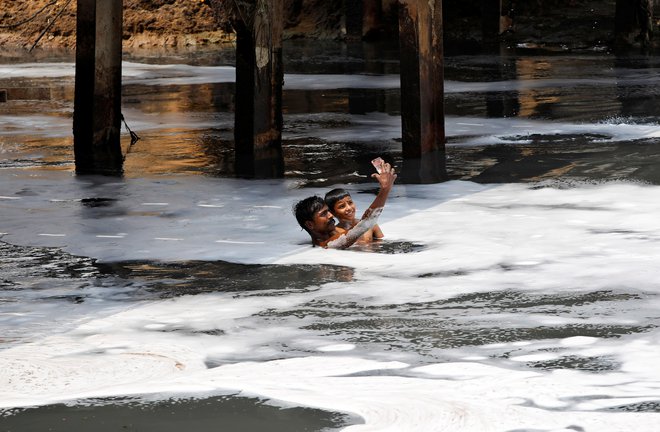 Onesnažena voda je v takih primerih še najmanjša navarnost. FOTO: Reuters