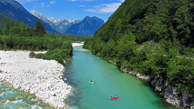 Fotografija: Veliko tujcev, tudi Angležev, se je v dolino zaljubilo zaradi njenih lepot in skoraj brezmejnih možnosti za športne aktivnosti, mnogi pa so nepremičnine kupovali zaradi špekulacij, da se bodo cene nepremičnin še zviševale. FOTO: Blaž Samec