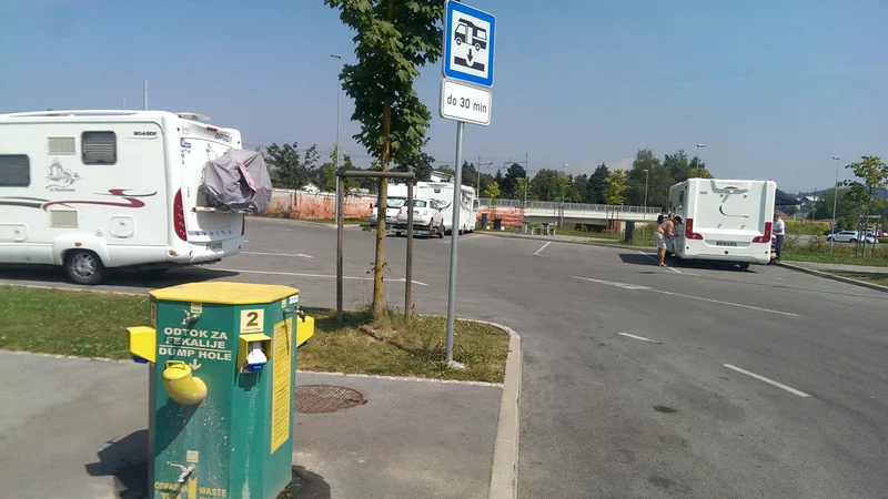 Fotografija: Počivališče na Dolgem mostu je dobro opremljeno in brezplačno, a hrupno. FOTO Aleš Stergar/Delo