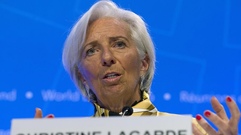 Fotografija: Mednarodni denarni sklad, ki ga vodi Christine Lagarde (na fotografiji), opozarja na vse večja tveganja v svetovni ekonomiji. FOTO AP