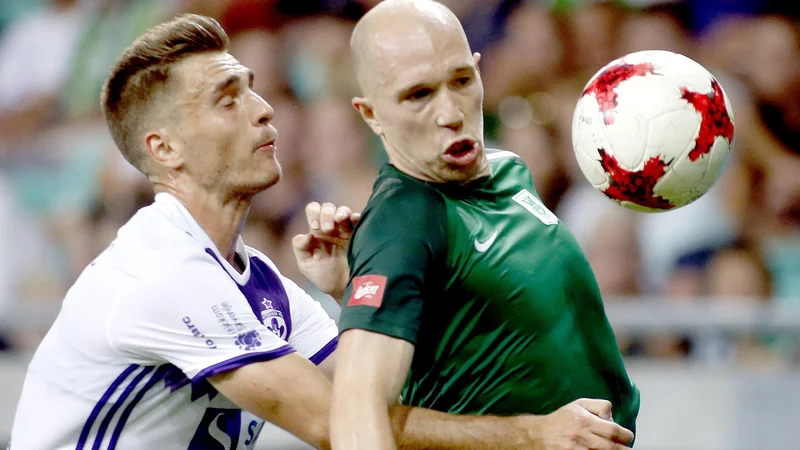 Fotografija: Olimpijin Hercegovec Tomislav Tomić (desno) je izpustil le zadnje štiri minute v 1. SNL. Foto Roman Šipić/Delo