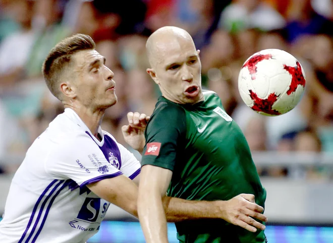 Olimpijin Hercegovec Tomislav Tomić (desno) je izpustil le zadnje štiri minute v 1. SNL. Foto Roman Šipić/Delo