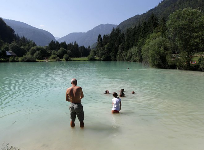 Jezero Kreda, obdano s travniki, gozdom in gorami. FOTO Ljubo Vukelič/Delo