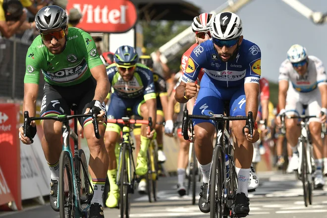 Fernando Gaviria (desno) je morda najboljši mladi šprinter na svetu. Bo tudi v prihodnji sezoni branil barve belgijske ekipe? FOTO: AFP