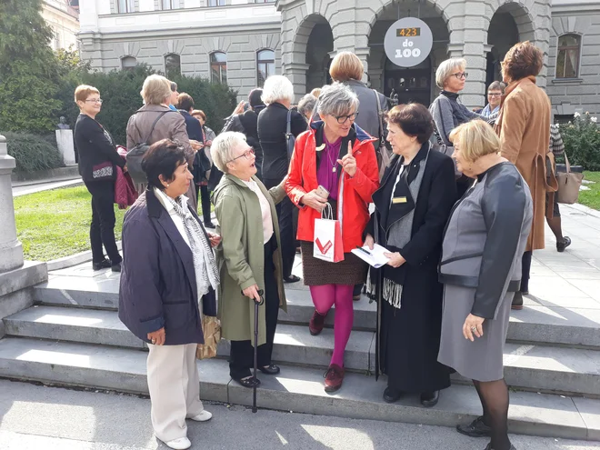 Srebrni jubilej so ljubljanske soroptimistke s svojimi gosti &ndash; članicami ostalih treh slovenskih SI klubov ter sestrskimi tujimi klubi &ndash; izkoristile za ogled zgradbe deželnega dvorca, kjer je sedež ljubljanske univerze. Foto: Jasna Kontler - Salamon