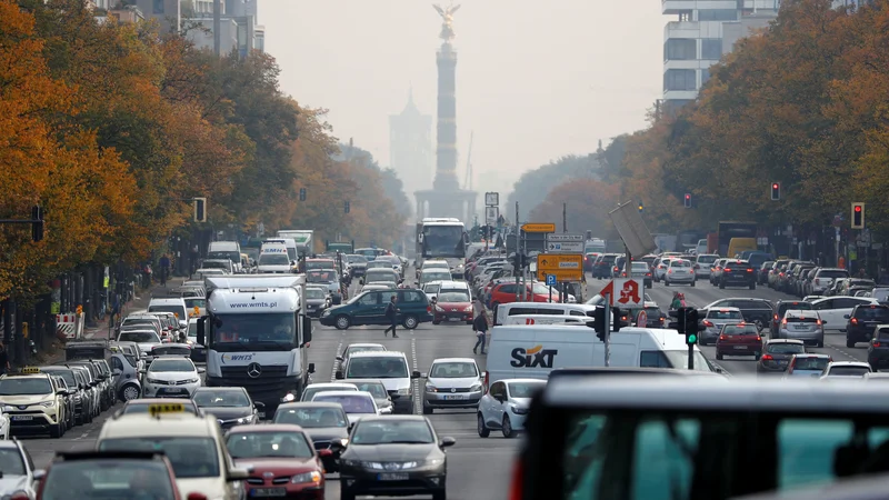 Fotografija: V Nemčiji bolj kot o izpustih CO2 razpravljajo o prepovedi dizelskih avtomobilov v mestih, tudi v Berlinu.  FOTO: REUTERS/Fabrizio Bensch