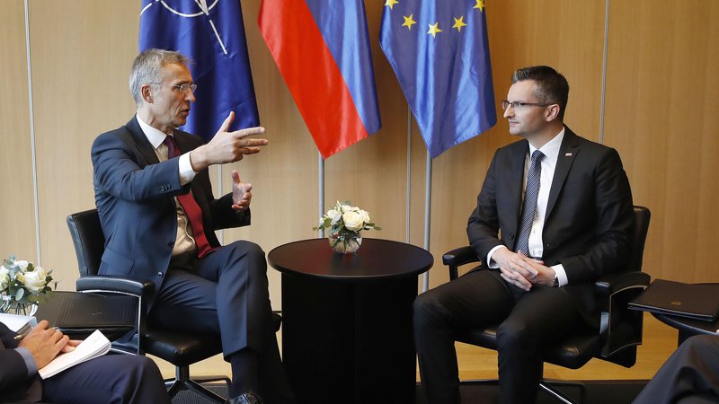 Fotografija: Generalni sekretar Nata Jens Stoltenberg se je sestal s premierjem Marjanom Šarcem. FOTO: Leon Vidic / Delo