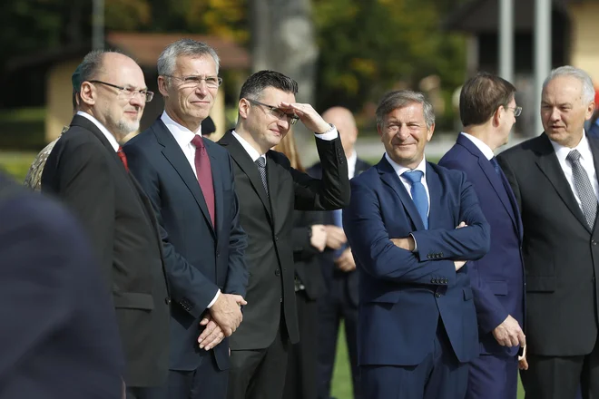 Generalni sekretar Nata Jens Stoltenberg s premierom Marjanom Šarcem, obrambnim ministrom Karlom Erjavcem in slovenskim veleposlanikom pri Natu Jelkom Kacinom. FOTO: Leon Vidic / Deloi