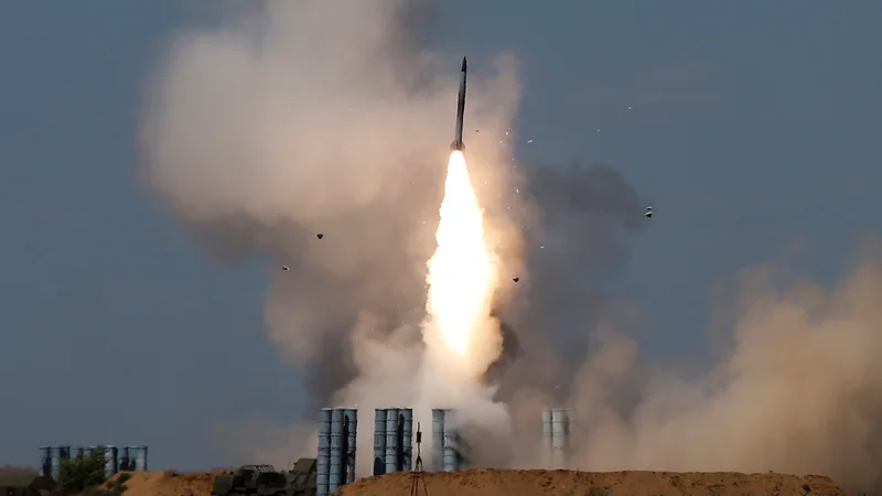 Fotografija: Izraelskega premiera skrbi, ker je Moskva oborožila sirsko vlado s sistemi protizračne obrambe S-300. FOTO: Reuters