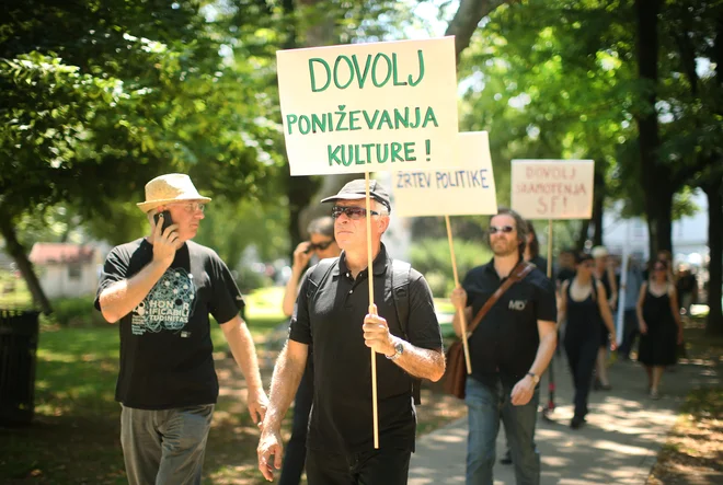 Ko kulturnik prosi za denar, je to zelo žalosten prizor. FOTO: Jure Eržen