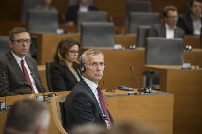 Generalni sekretar Nata Jens Stoltenberg je danes tudi poslance pozval k okrepitvi obrambnih izdatkov.&nbsp;FOTO: Voranc Vogel/Delo
