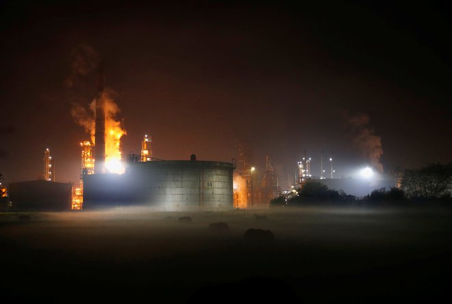 Požar po eksploziji v Bosanskem Brodu. FOTO: Dado Ruvić / Reuters