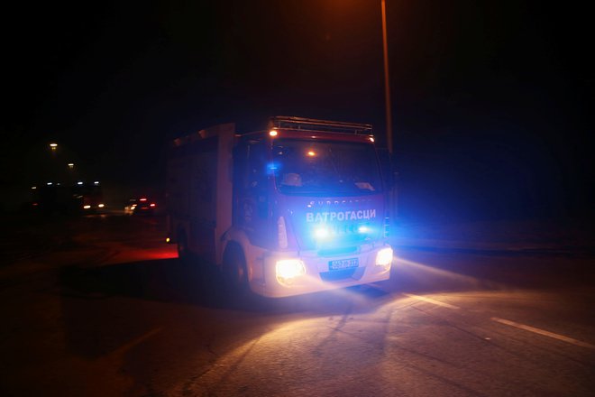 Vso noč so bili na delu številni gasilci. FOTO: Dado Ruvić / Reuters