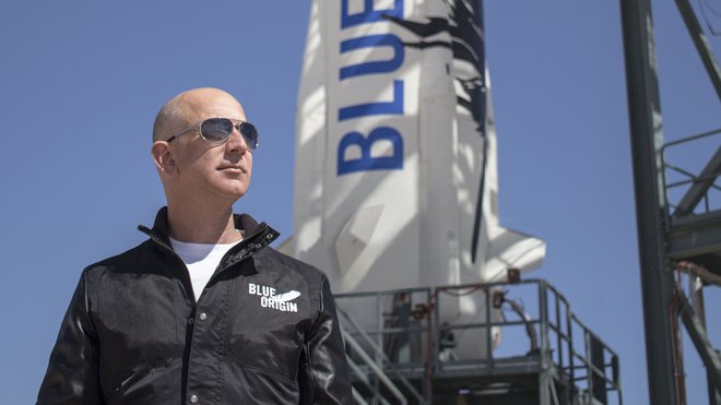 Jeff Bezos je zagrizen Bransonov tekmec, s katerim bijeta bitko, kdo od njiju bo prvi v vesolje ponesel turiste. FOTO: Blue origin/AFP