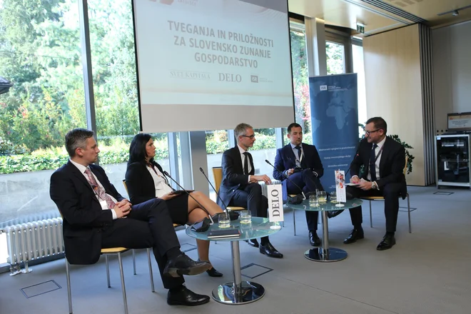 Udeleženci prvega panela (z leve): Drago Kavšek, član uprave banke Intesa Sanpaolo, Sandra Damijan, partnerica in vodja forenzičnih storitev pri Grant Thornton WB Business Group, Boštjan Vasle, v. d. direktorja Umarja, Denis Mancevič, poslovni s